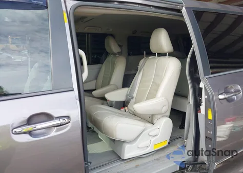 2014 Toyota Sienna Xle V6 7 Passenger Auto Access Seat/Xle V6 8 Passenger z USA, uszkodzony, nr VIN 5TDYK3DC7ES408230